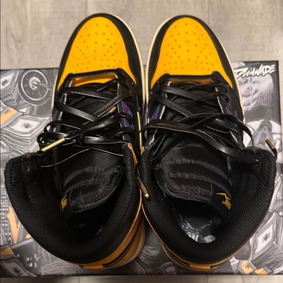 Men's 8.5 Omi reloaded Kobe championship sneakers/ laker color way - Picture 4 of 7